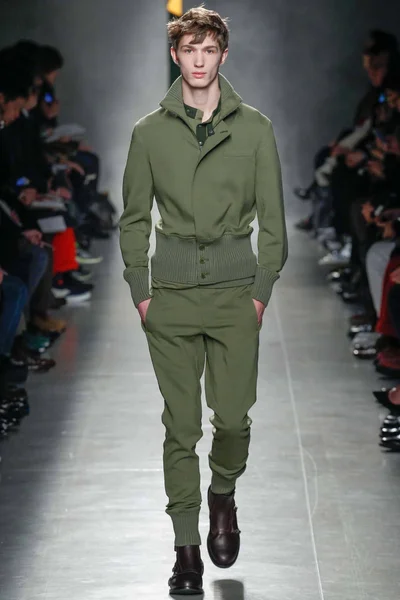 Look 18